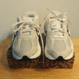 New Nike Womens White and Gray Sneakers Size 8